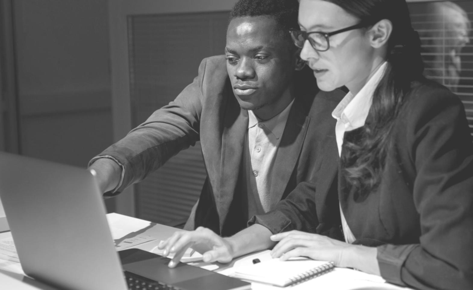 Erfolgreiche Finanzprofessionals in modernem Büroumfeld